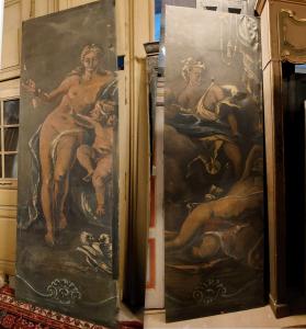 PAN302 - 2 bemalte Wandpaneele mit weiblichen Figuren, 20. Jahrhundert, Maße je 97 cm B x 300 cm H